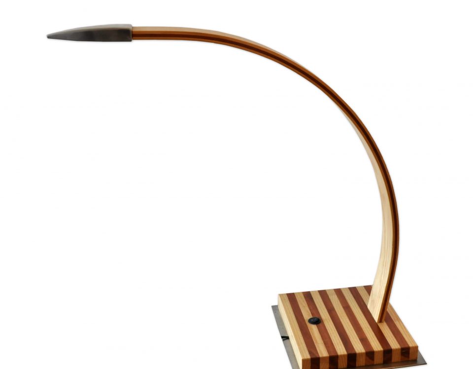 gebogene Schreibtischlampe aus Kirsche und Esche von EberHolz Design