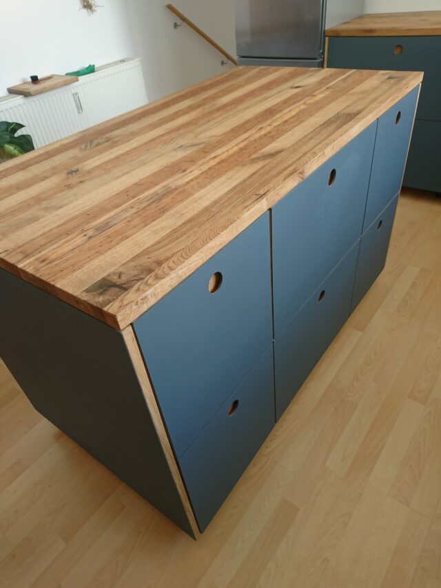 Kücheninsel mit Möbellinoleum von der Tischlerei Eberholz Design